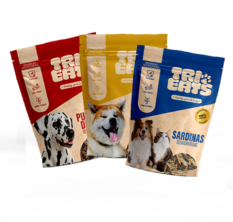 Paquete de tres snacks deshidratados para mascota de la marca TriEats